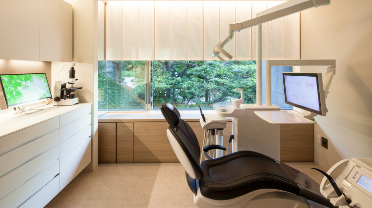 明るく清潔な歯医者の診療室